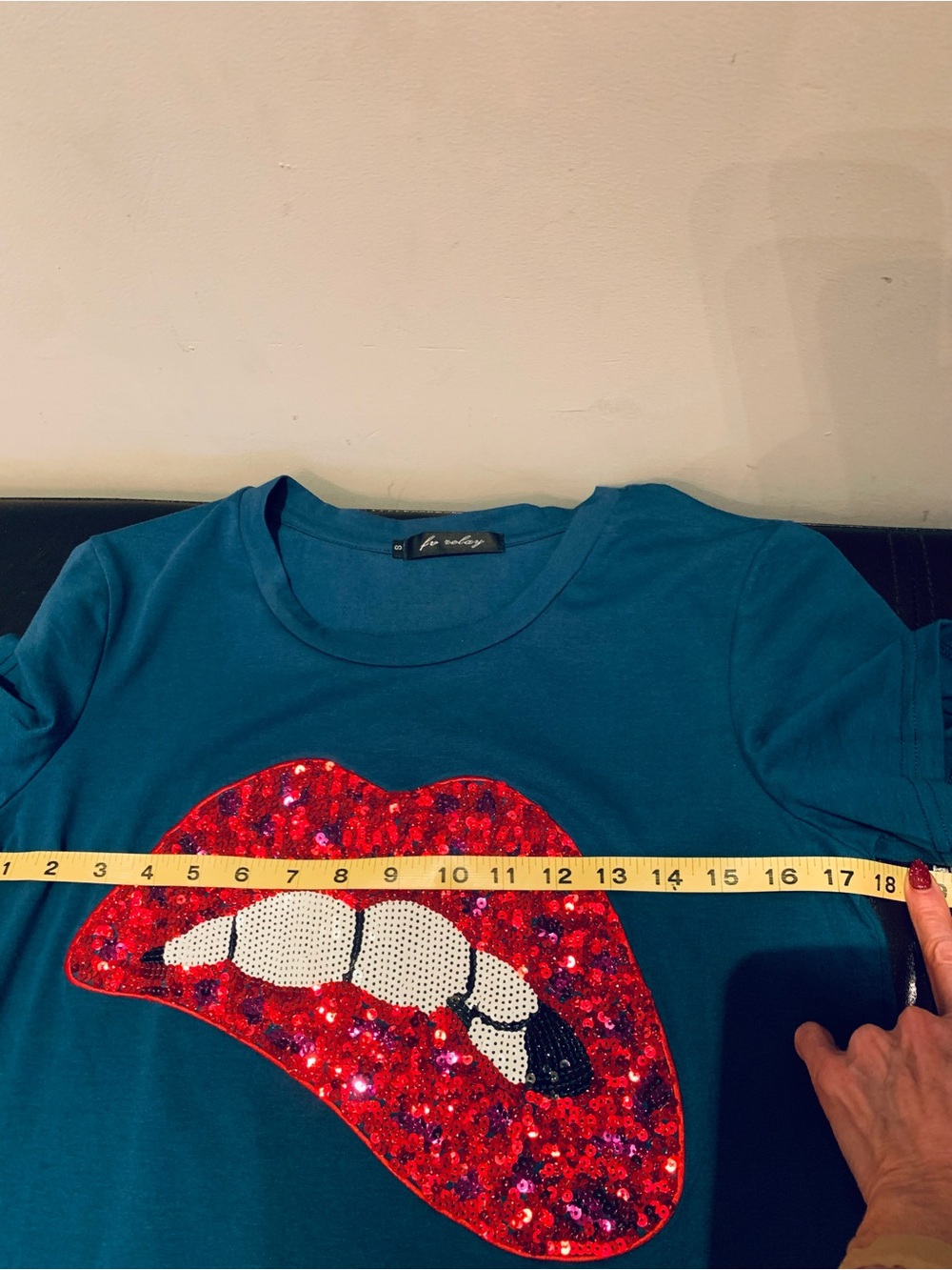 ❤️FV RELAY❤️NWT! SPARKLING GLITTERY LIP PRINT TEE. EXCELLENT CONDITION! - Picture 8 of 9